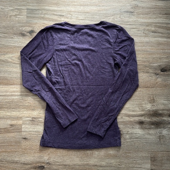 ⭐️ 3 for $15 Nike V-Neck Long Sleeve Tee - Picture 4 of 4